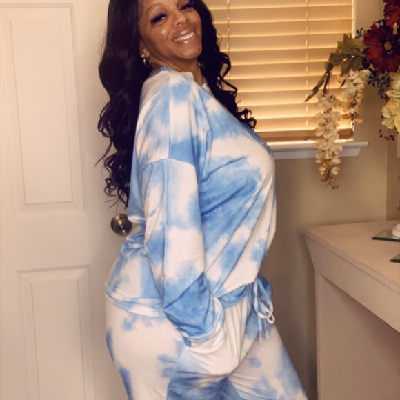 Dreamy Lounge Set - Picture 3 of 3